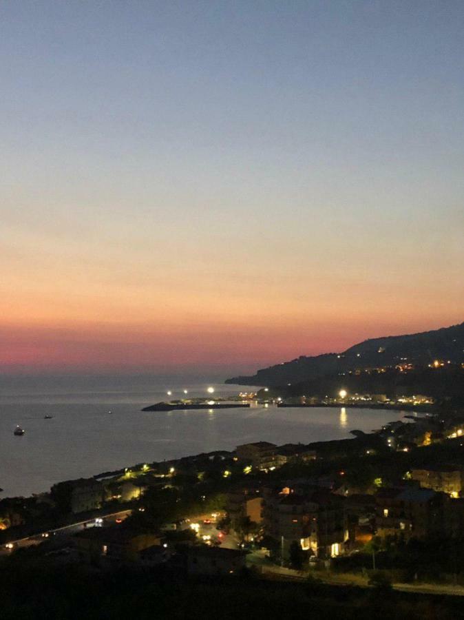 شقة La Terrazza Di Carmen E Fausto سترارو المظهر الخارجي الصورة